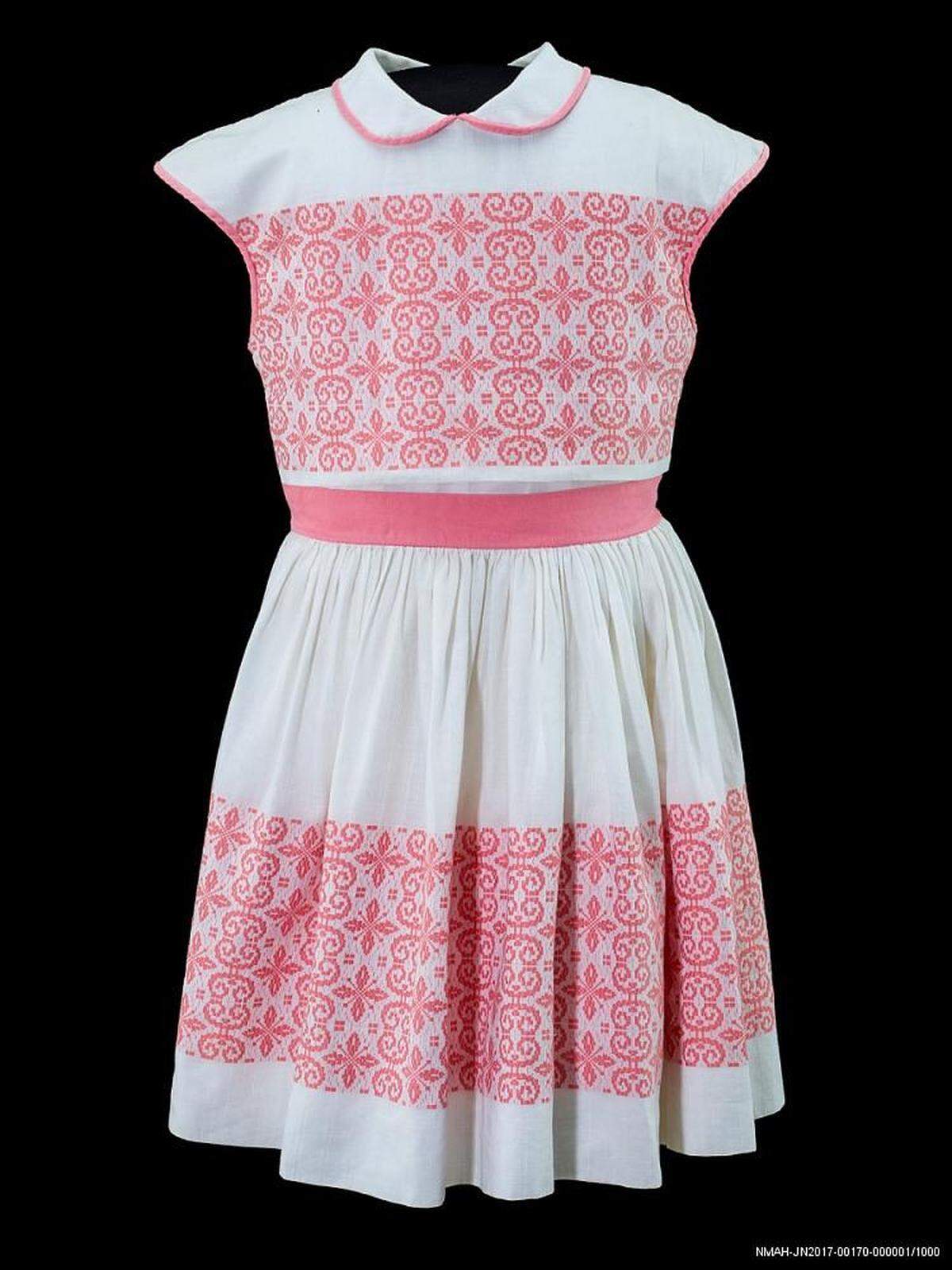 Vestido de una niña cubana, una entre los 14,000 niños enviados a Estados Unidos solo entre 1960 y 1962 en la secreta Operación Pedro Pan tras la toma del poder por Fidel Castro y la conversión al comunismo.