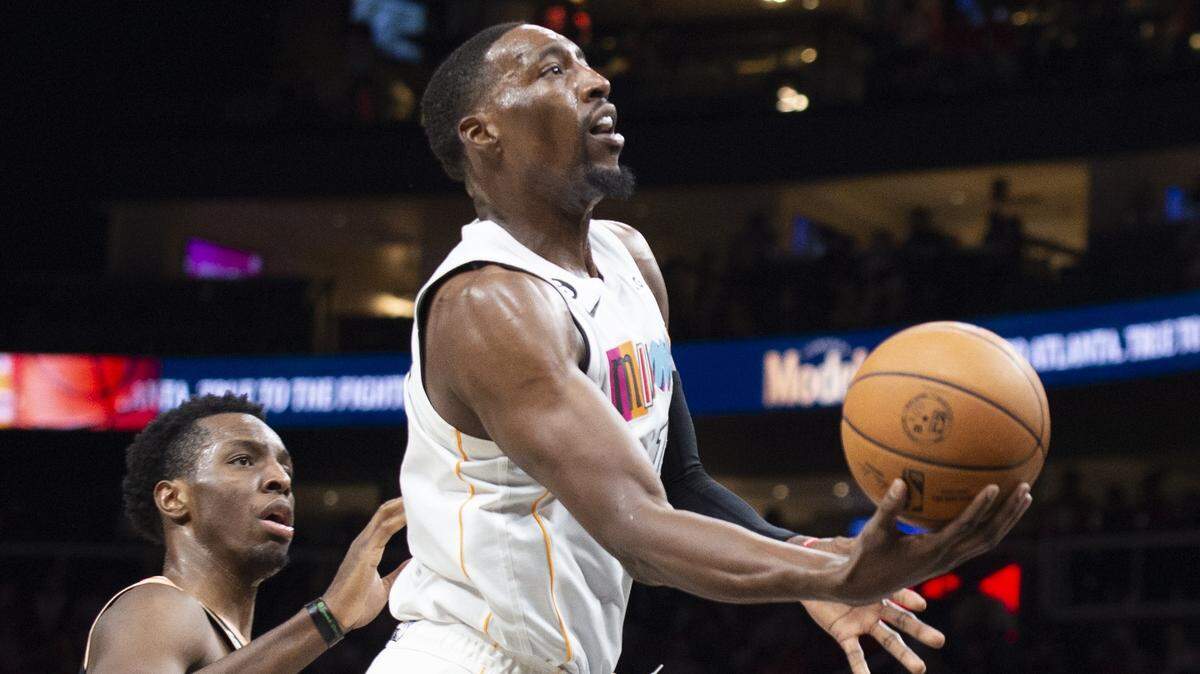 El centro del Heat Bam Adebayo entra al aro en el partido ante los Hawks, el domingo 27 de noviembre en Atlanta.