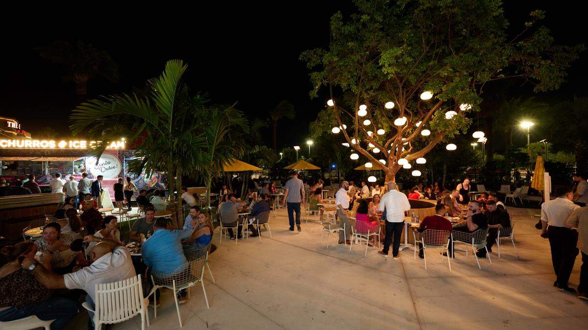 Vivo! Plaza ofrece asientos para grupos, tres bares y los churros y helados de Sergio's y Santo Dulce.