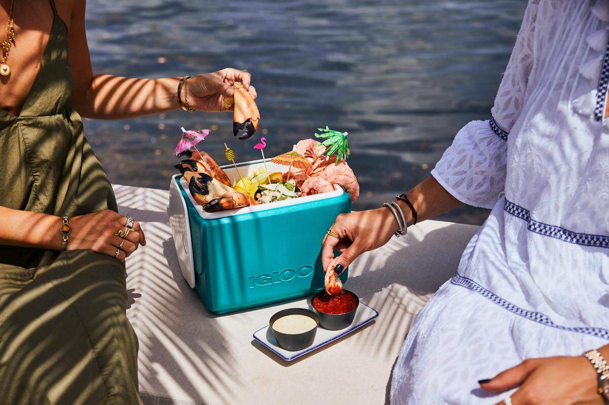 El sampler Cocktail Cooler, que se sirve dentro de una hielera de barco.