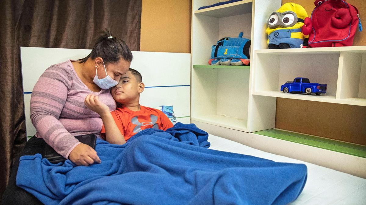 Una madre acompaña a su hijo, que tiene autismo no verbal severo, conductas impulsivas y epilepsia, el 6 de diciembre del 2020.