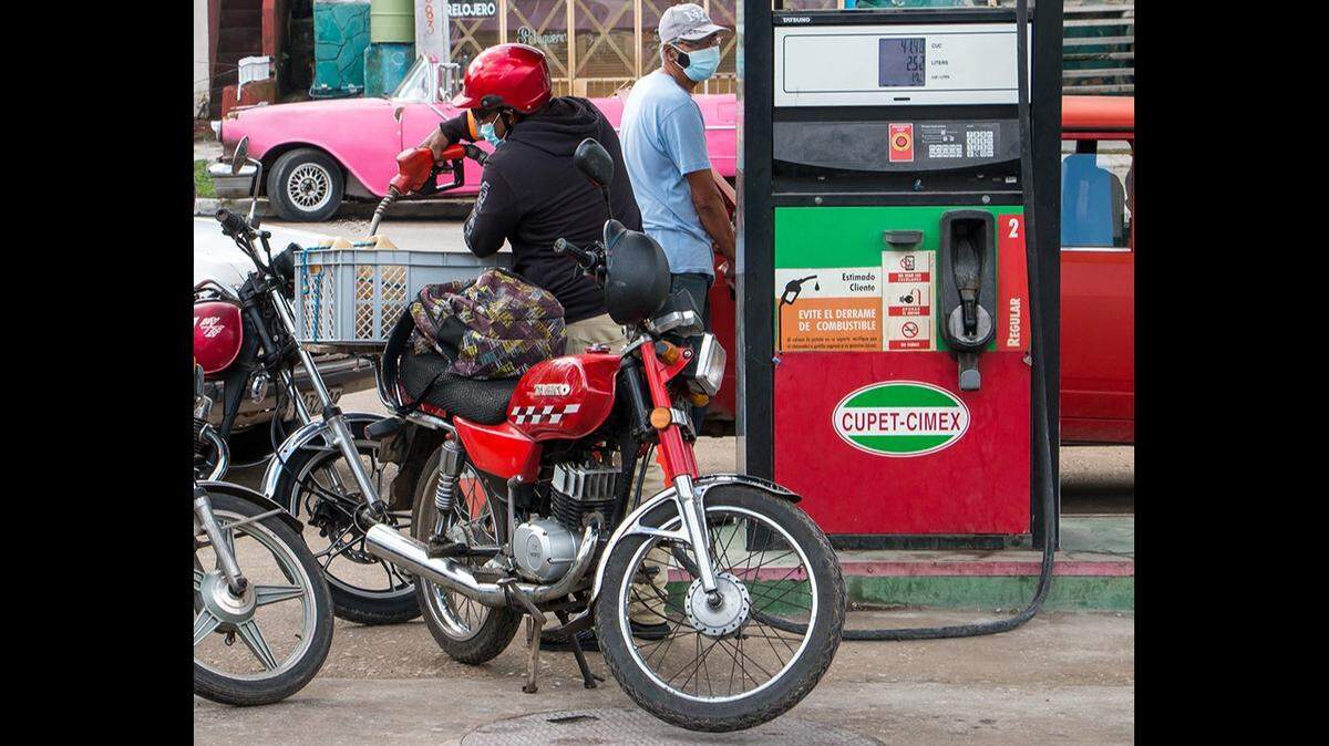 Gasoline station in Cuba. Photo: Abel Padrón Padilla/ Cubadebate