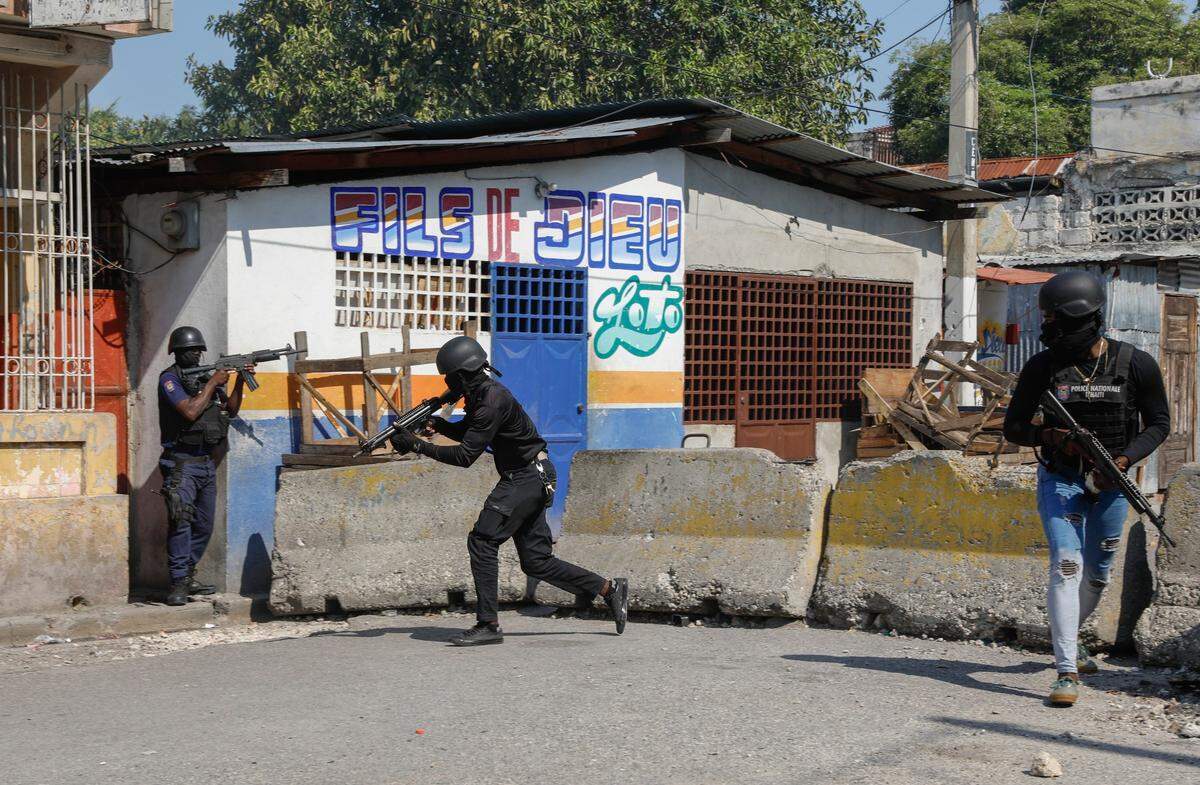 La Policía Nacional patrullando la zona cercana a la Penitenciaría Nacional tras un pequeño incendio en el interior de la cárcel en el centro de Puerto Príncipe, Haití, el jueves 14 de marzo de 2024. Se trata de la misma prisión que pandillas armadas asaltaron el 2 de marzo y de la que escaparon cientos de reclusos.