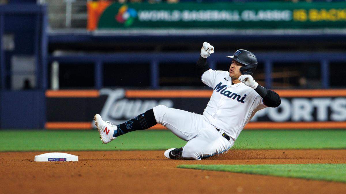 El jardinero de los Marlins Avisail García se desliza en segunda base un un partido contra los Piratas de Pittsburgh, celebrado el 13 de julio de 2022 en Miami.
