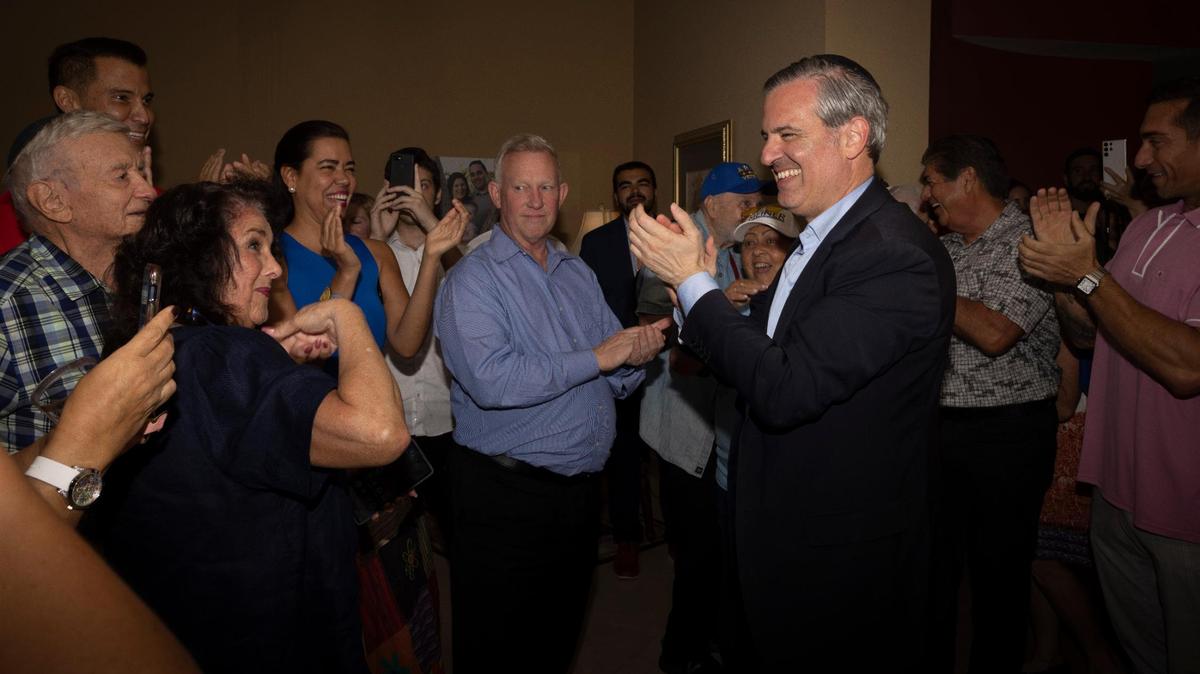Steven Meiner, recién elegido alcalde de Miami Beach, comparte un momento con un simpatizante mientras llega a la celebración del triunfo, el 21 de noviembre de 2023, en la casa de un amigo en Miami Beach.