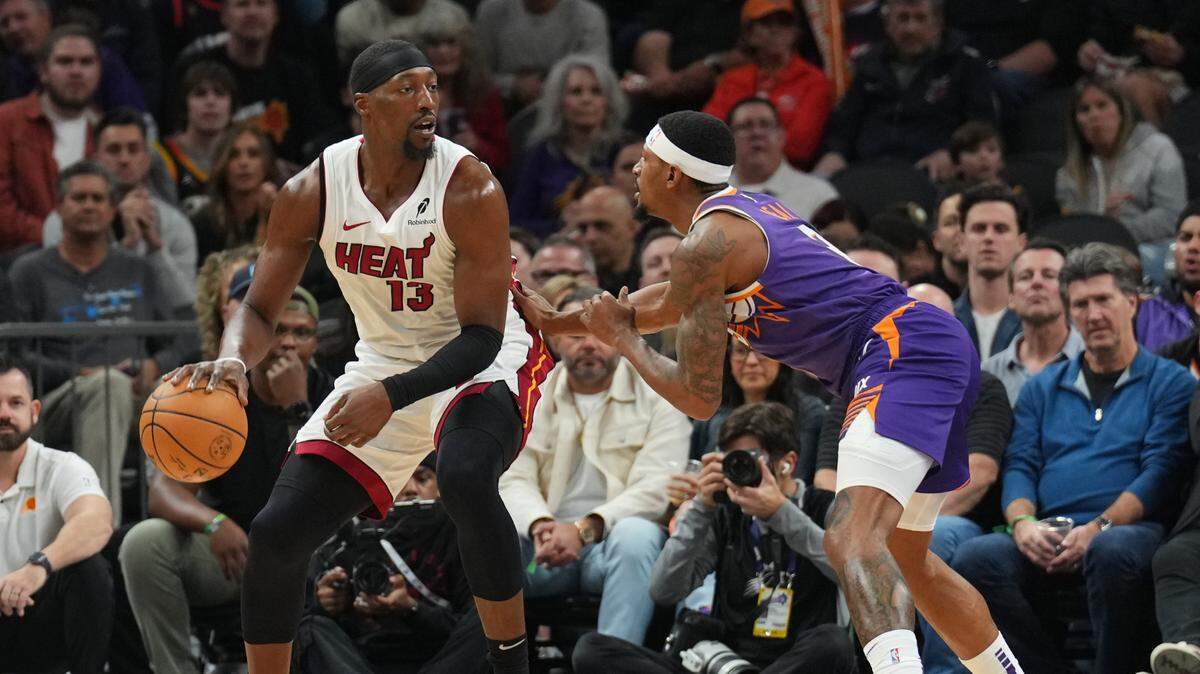 El centro del Heat de Miami, Bam Adebayo, trata de pasar la marca del escolta de los Suns, Bradley Beal, en el partido celebrado el 6 de noviembre de 2024 en el Footprint Center de Phoenix.