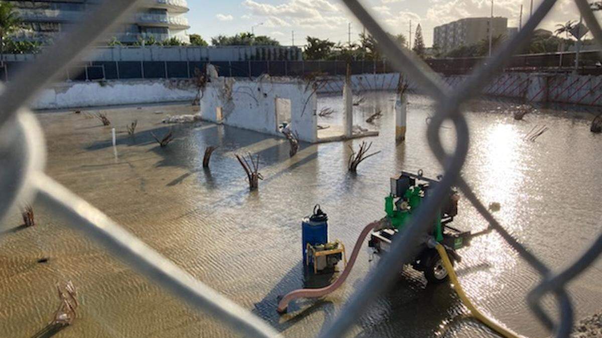 Unas fotos tomadas la mañana de Navidad de 2021 muestran el impacto de las inundaciones provocadas por las mareas y la lluvia en el estacionamiento subterráneo de Champlain Towers South, en Surfside. Una nueva investigación muestra que el ascenso del mar hizo que el estacionamiento se inundara con más frecuencia.