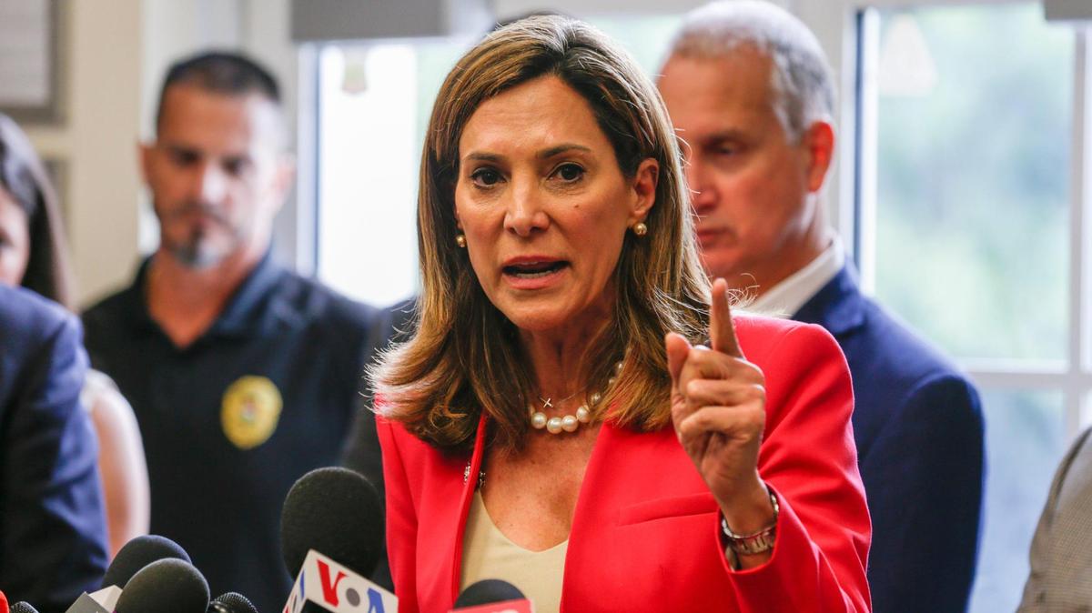 La representante federal María Elvira Salazar, del Distrito Congresual 27 de la Florida, durante una conferencia de prensa en Hialeah Gardens el 5 de agosto de 2021.