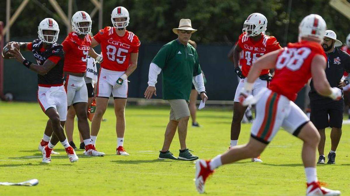 N’Kosi Perry passes to the tight ends group at 2018 fall camp.