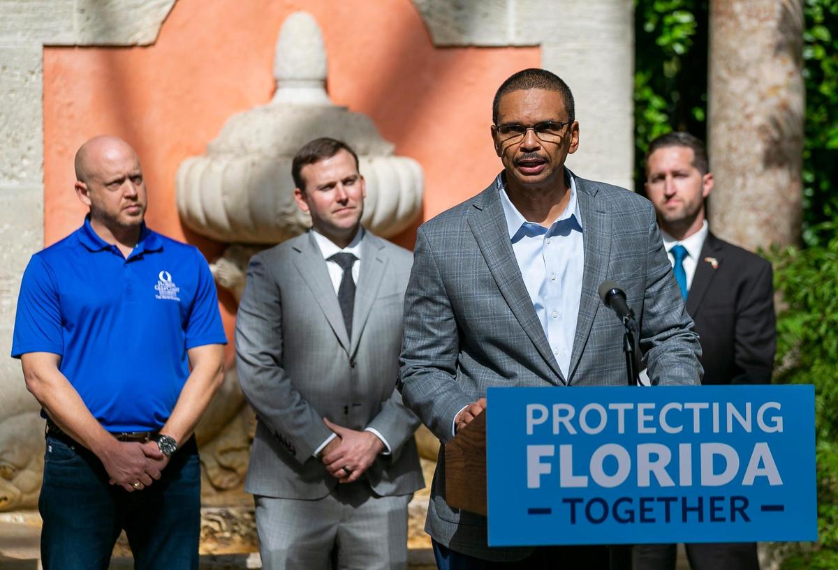 El secretario del Departamento de Protección Ambiental de la Florida, Shawn Hamilton, habla durante una conferencia de prensa en Vizcaya Museum & Gardens en Miami, el martes 1º de febrero de 2022.