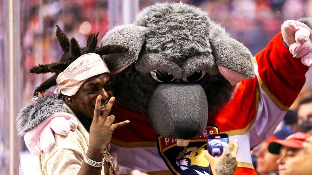El rapero estadounidense Kodak Black posa con la mascota de los Florida Panthers, Viktor E Rat, durante el segundo período de un partido de la NHL contra los Vancouver Canucks en el FLA Live Arena en Sunrise, Florida, el martes 11 de enero de 2022.