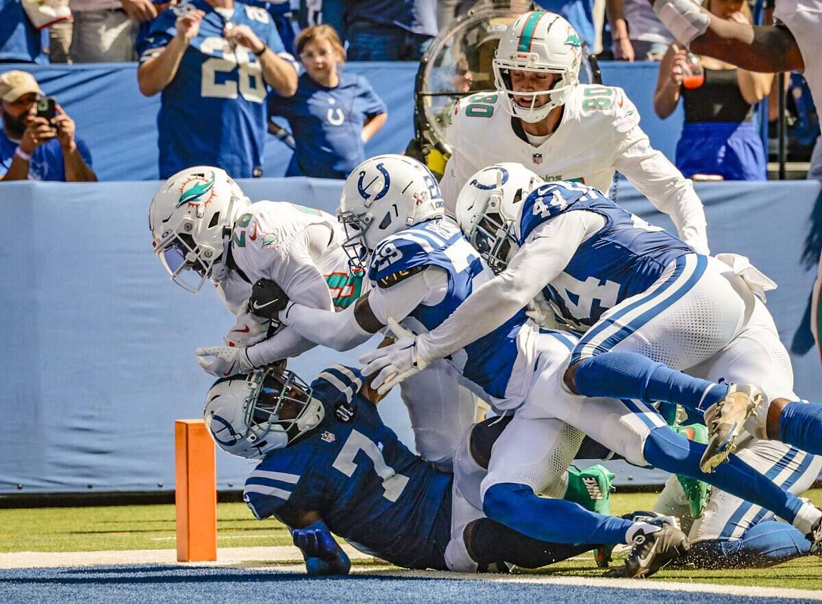 Miami Dolphins running back De'Von Achane (28) scores late in the fourth quarter the NFL game against the Indianapolis Colts at Lucas Oil Stadium in Indianapolis on Sunday, September 7, 2025.