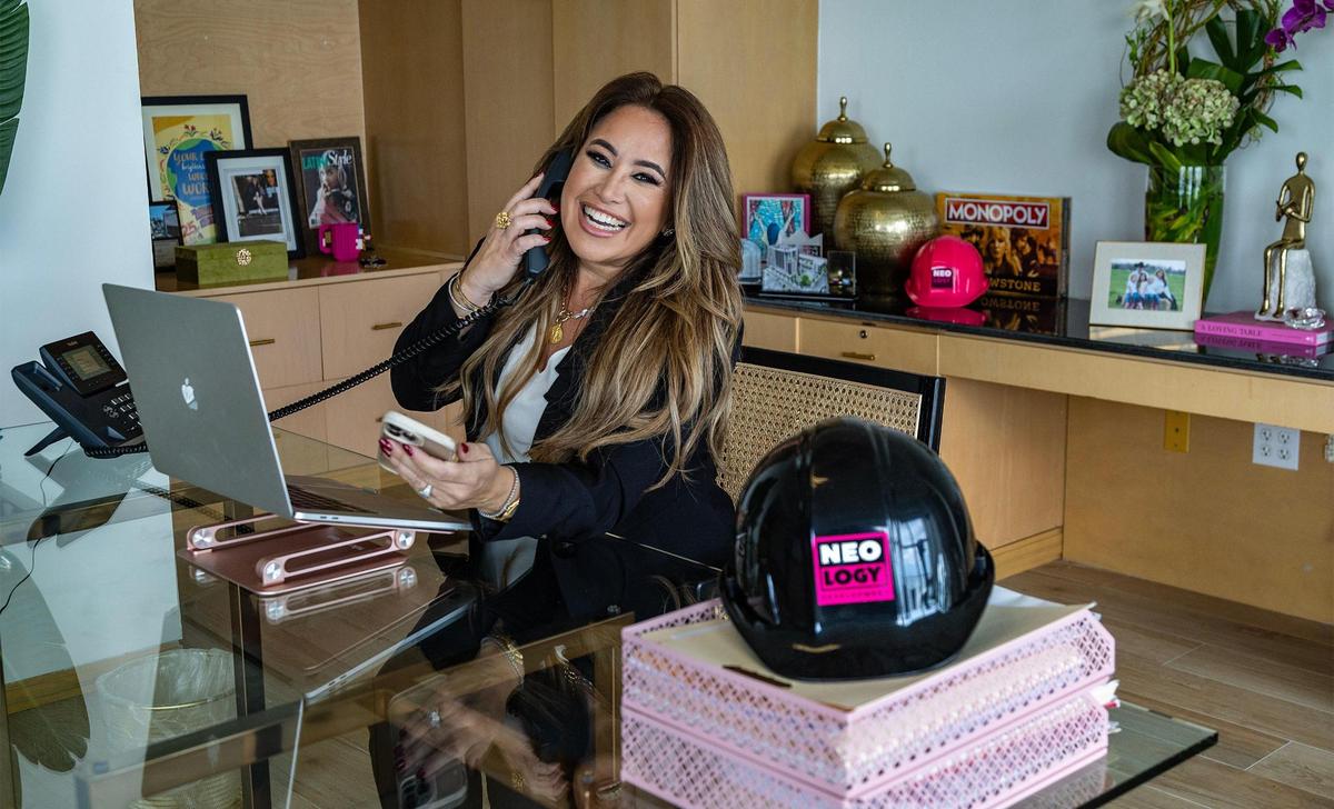 "Estoy sentada en mi mesa a las 7:45 a.m. y trabajo unas 12 horas al día", dijo Lissette Calderón, responsable de Neology Life Development Group.