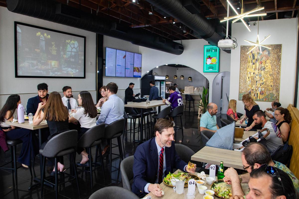 Clientes comiendo durante la hora del almuerzo en Shahs of Kabob en Coral Gables.