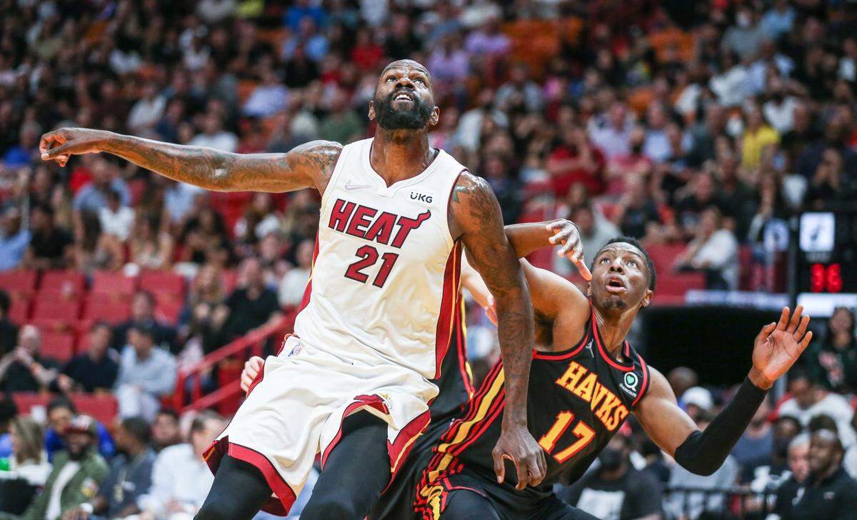 Miami Heat center Dewayne Dedmon (21) battles Atlanta Hawks forward Onyeka Okongwu (17) in the first half at FTX Arena in Miami on Friday, April 8, 2022.