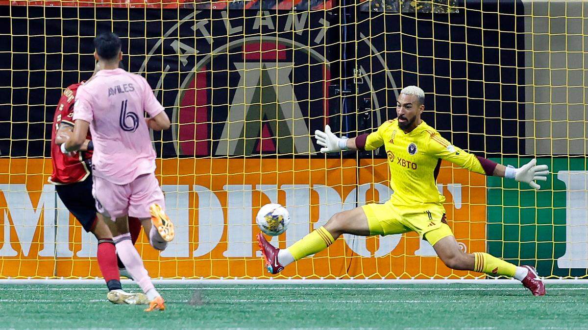 Sep 16, 2023; Atlanta, Georgia, USA; Atlanta United forward Giorgos Giakoumakis (7) scores a goal against Inter Miami CF goalkeeper Drake Callender (1) during the second half at Mercedes-Benz Stadium. Mandatory Credit: Geoff Burke-USA TODAY Sports