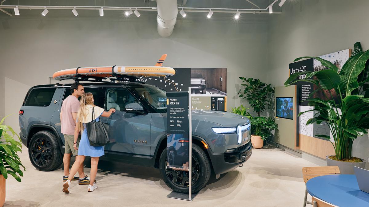 Rivian y Uber se han asociado para ofrecer vehículos sin conductor en Miami. Rivian también tiene un concesionario en Mary Brickell Village.