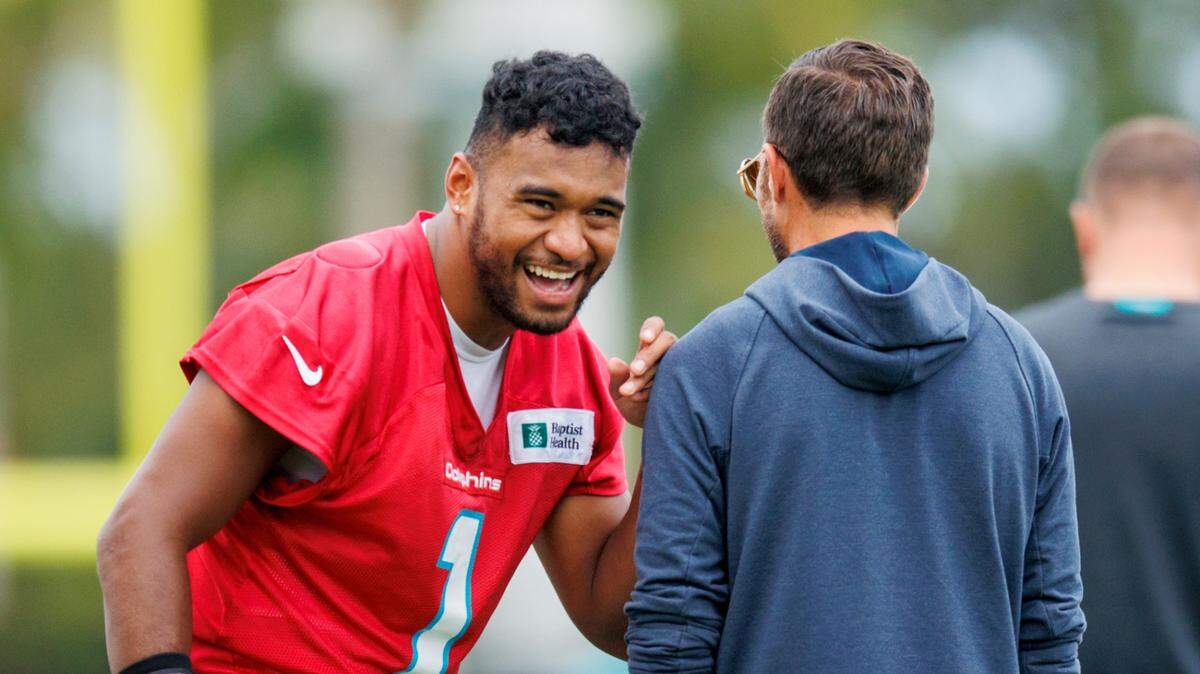 El quarterbackde los Miami Dolphins, Tua Tagovailoa (1), habla con el entrenador en jefe de los Dolphins, Mike McDaniel, durante el campamento de entrenamiento de fútbol americano de la NFL en el Baptist Health Training Complex en el Hard Rock Stadium el jueves 1 de septiembre de 2022 en Miami Gardens, Florida.