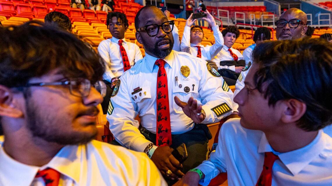 At 5000 Role Models’ police and youth conference in Miami, conversations are key