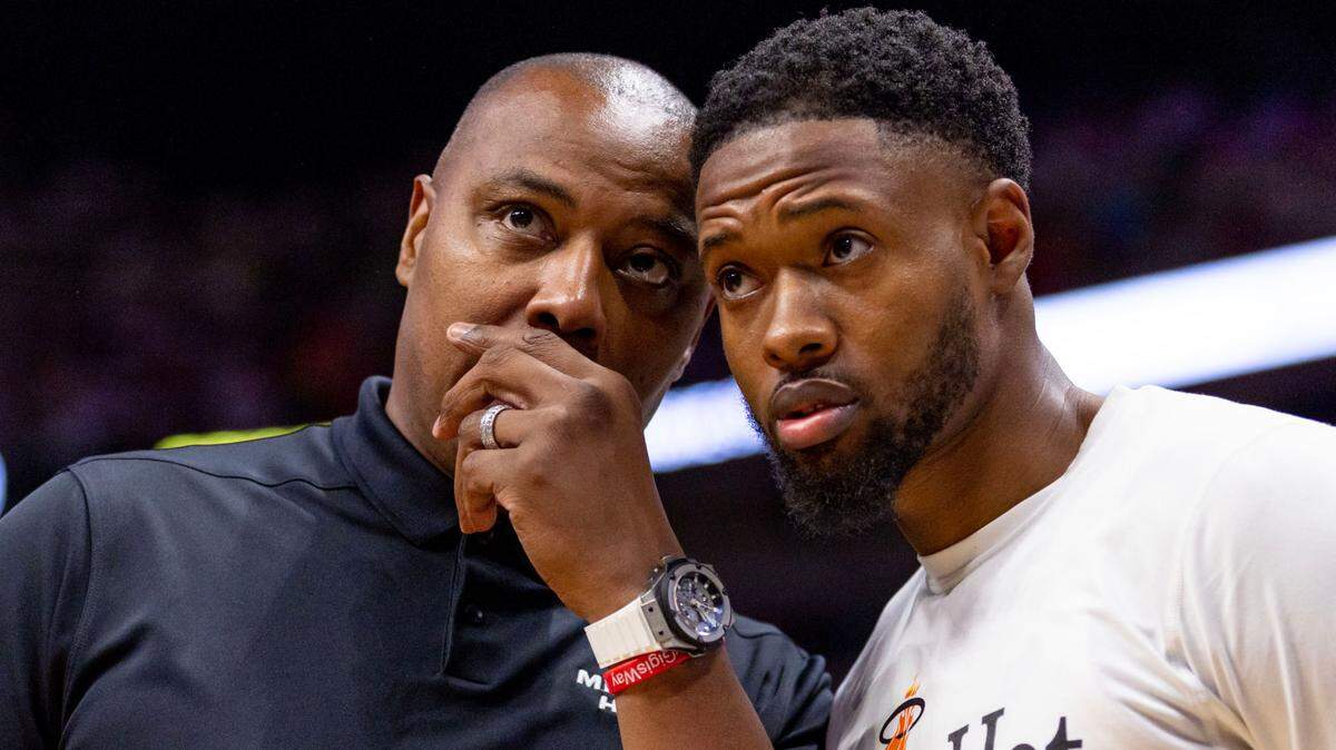 El coach asistente del Heat, Caron Butler (izq.), habla con Haywood Highsmith durante el último cuarto del Juego 3 de las Finales de la Conferencia Este contra los Celtics de Boston, celebrado el 21 de mayo de 2023 en Miami.