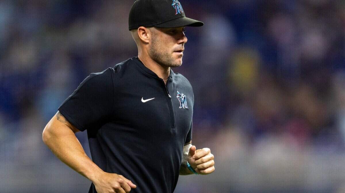 El mánager de los Miami Marlins, Skip Schumaker, corre hacia el dugout durante la octava entrada de un juego de la MLB en LoanDepot Park el miércoles 22 de mayo de 2024, en Miami, Florida.