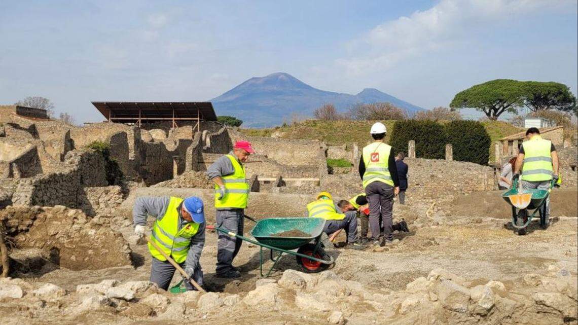 Archaeologists in Italy excavated a 2,000-year-old city block and found a converted laundry shop and other ruined building, photos show.