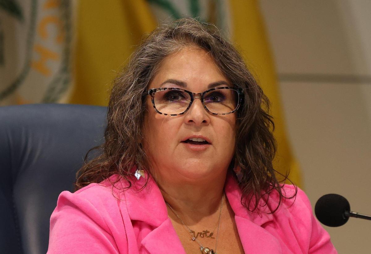 La comisionada Tanya Bhatt asiste a su primera reunión de la Comisión Municipal de Miami Beach desde que fue elegida.