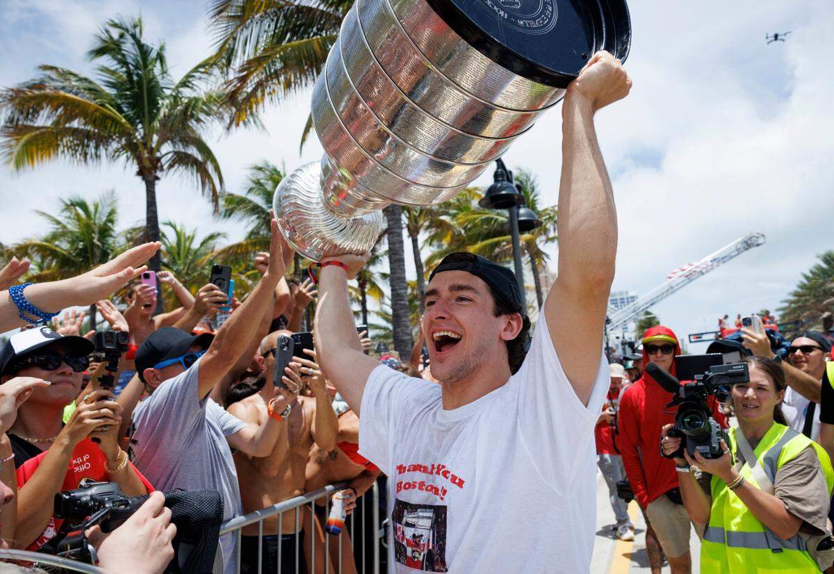 Florida Panthers right wing Mackie Samoskevich (25) hoists the cup over his head during the Florida Panthers Stanley Cup Championship victory parade on Sunday, June 22, 2025 down Las Olas in Fort Lauderdale, Fla. 
