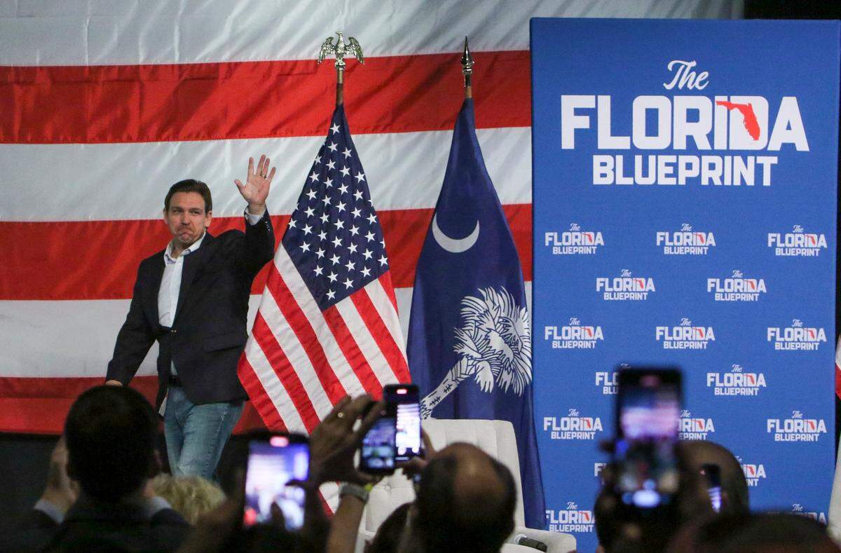 El gobernador de la Florida, Ron DeSantis, habla durante un recorrido en la North Baptist Church, en Spartanburg, el miércoles 19 de abril de 2023.