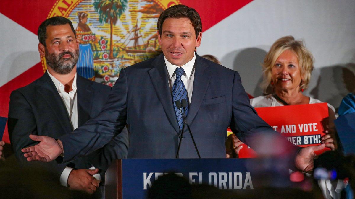 El gobernador Ron DeSantis habla en el Milander Center for the Arts & Entertainment el 23 de agosto de 2022.