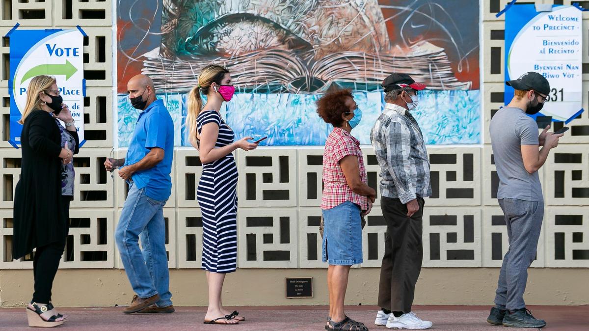 Varias personas esperan para votar en la Biblioteca John F. Kennedy Library en Hialeah, Florida, el martes 3 de noviembre de 2020.