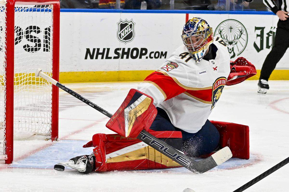 Jan 9, 2024; St. Louis, Missouri, USA; Florida Panthers goaltender Anthony Stolarz (41) defends the net against the St. Louis Blues during the second period at Enterprise Center.