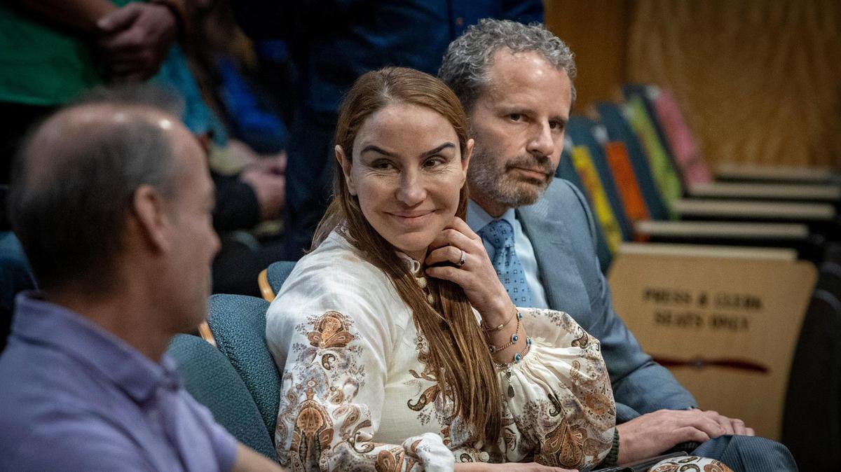Leila y David Centner en el interior de la cámara de la Comisión Municipal de Miami durante la reunión de la Comisión Municipal, el 11 de enero de 2024.