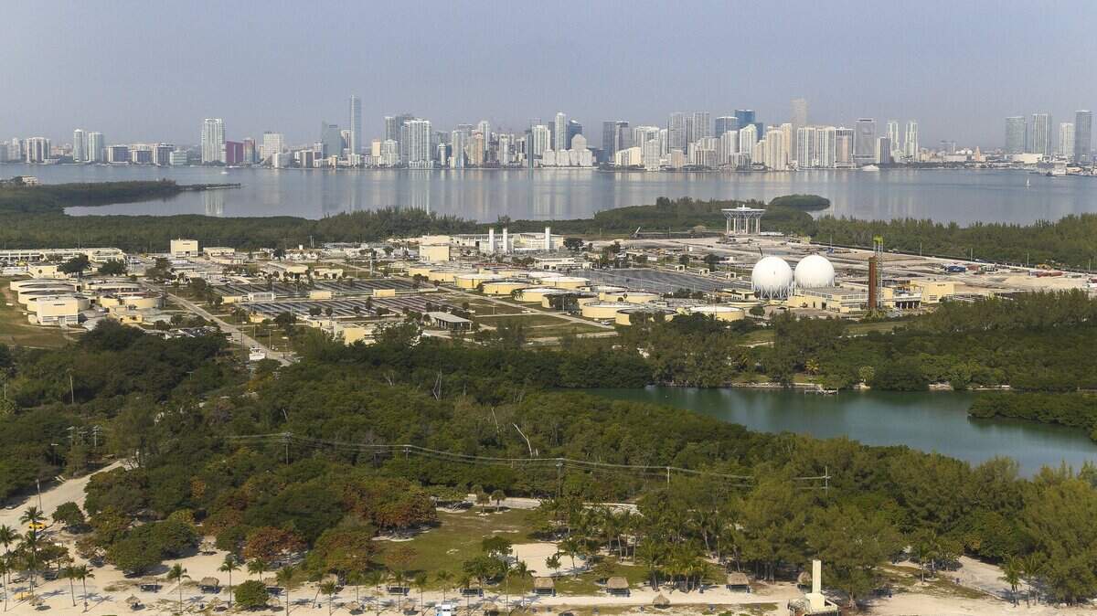 Vista aérea de Virginia Key, con la planta de tratamiento de aguas residuales en la parte trasera.