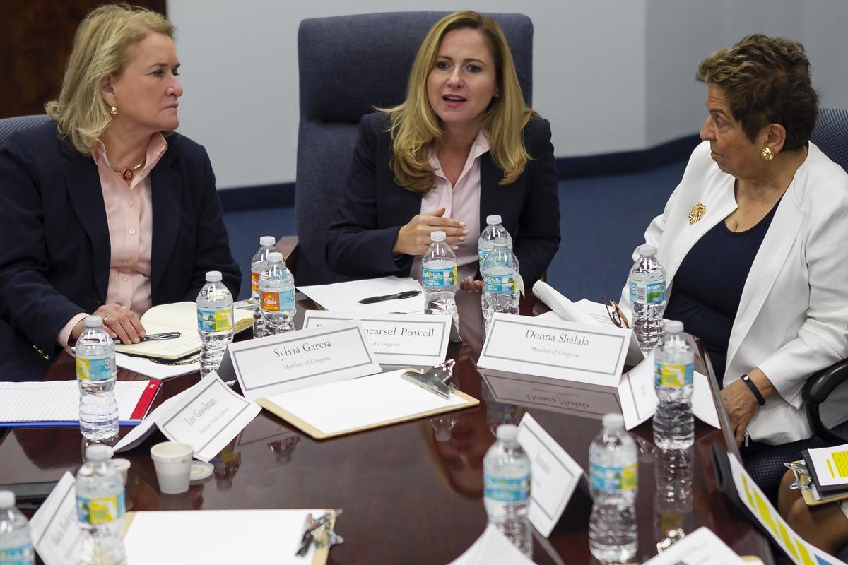 De izquierda a derecha: la congresista demócrata de Texas Sylvia Garcia, la congresista demócrata de Florida Debbie Mucarsel-Powell y la congresista demócrata de Florida Donna Shalala sostienen una mesa redonda en Miami, Florida, el martes, febrero. 19, 2019. Anteriormente durante el mismo día, las congresistas visitó el refugio temporal de homestead para niños nigrantes no acompañados en Homestead.