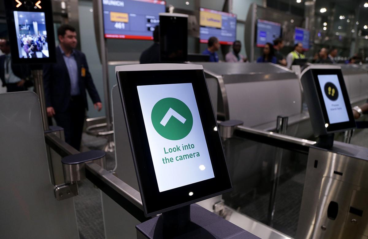Los pasajeros del vuelo 461 de Lufthansa con destino a Munich abordan con un sencillo clic de una cámara en vez de un pase de embarque. El Aeropuerto Internacional de Miami se une a otros 13 aeropuertos en el país que han comenzado a usar tecnología biométrica en los vuelos internacionales.