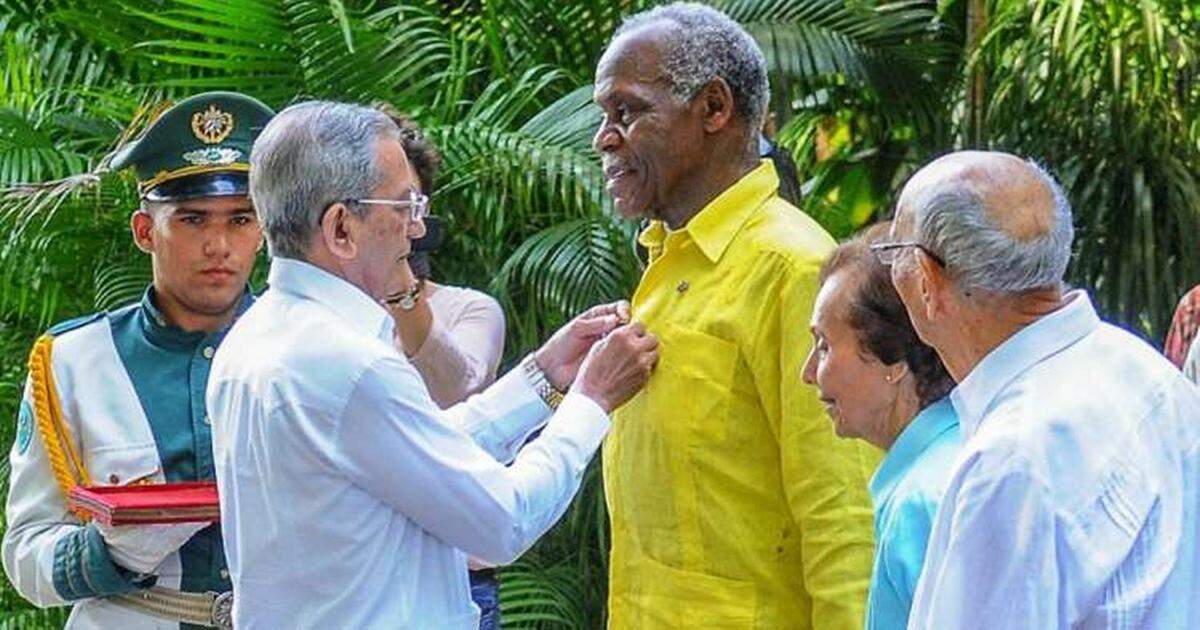 El actor Danny Glover recibe la Medalla de la Amistad del gobierno cubano en el 2016.