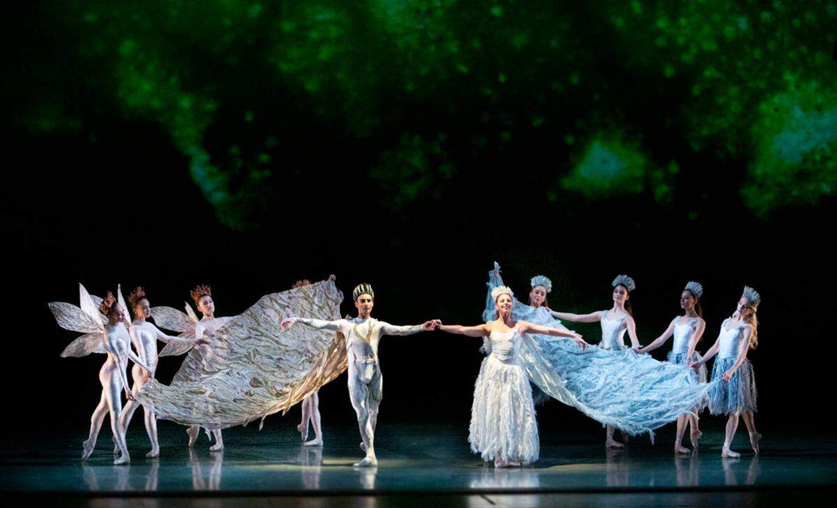 Lauren Fadeley, Renato Penteado and Miami City Ballet dancers in the 2018-2019 season’s “A Midsummer Night’s Dream.” Choreography by George Balanchine © The George Balanchine Trust.
