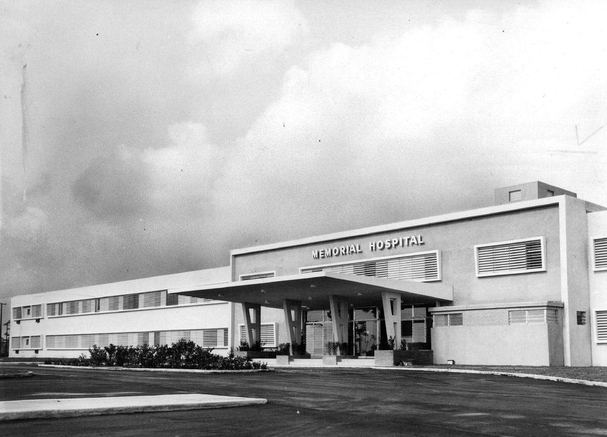 Hollywood Memorial Hospital in 1955. Today, the campus has a tower and multiple surrounding buildings.