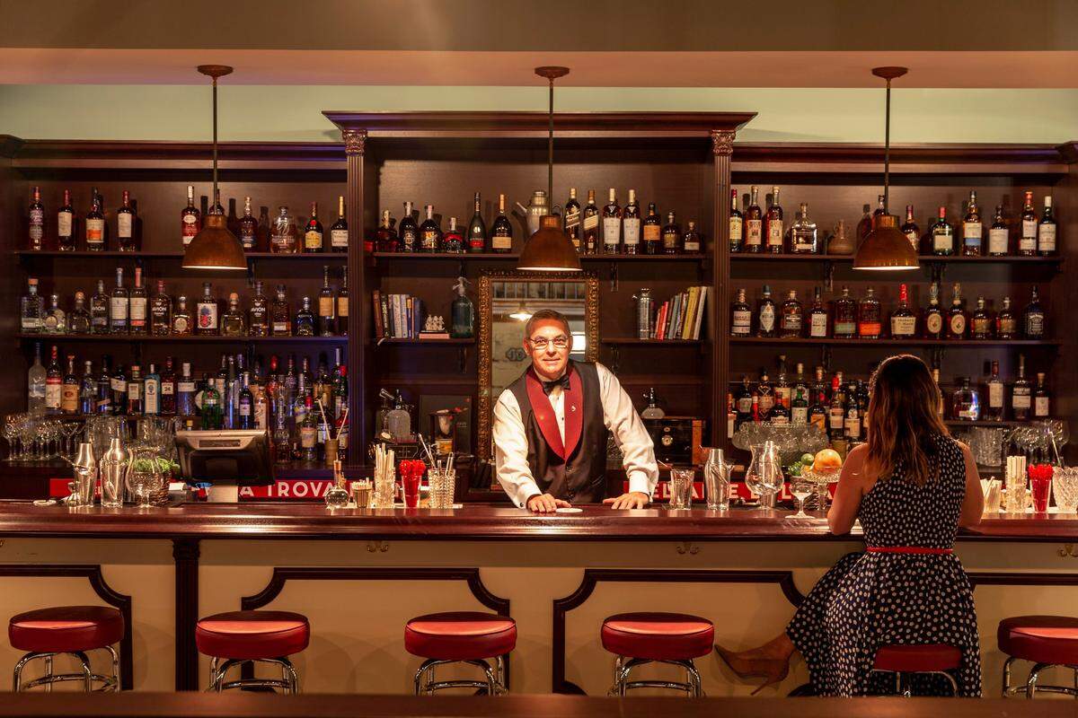 Julio Cabrera en Café La Trova en L Pequeña Habana, que fue incluido en la lista 2026 de North America’s 50 Best Bars.