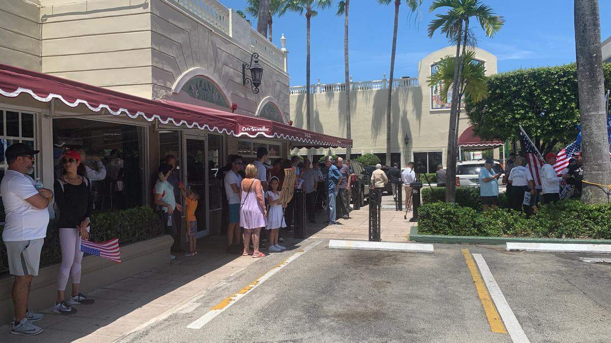 Partidarios del ex presidente Donald Trump se reúnen afuera del restaurante Versailles en la Calle Ocho de la Pequeña Habana el martes 13 de junio de 2023, con la esperanza de que Trump pasara por allí después de ser procesado en el tribunal federal de Miami el martes por la tarde.