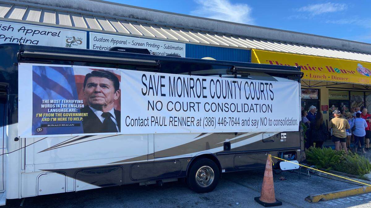 Frente a un restaurante cubano en Cayo Largo, una casa móvil estacionada exhibe un cartel contra la propuesta de fusionar los circuitos judiciales de los condados Monroe y Miami-Dade.