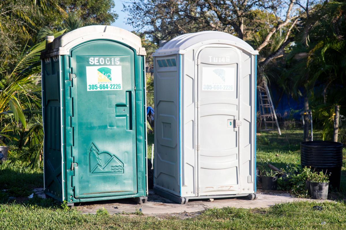 Las letrinas portátiles son la ‘ única instalación sanitaria en un campamento secreto de inmigrantes en el sur de Miami-Dade donde viven 49 personas.
