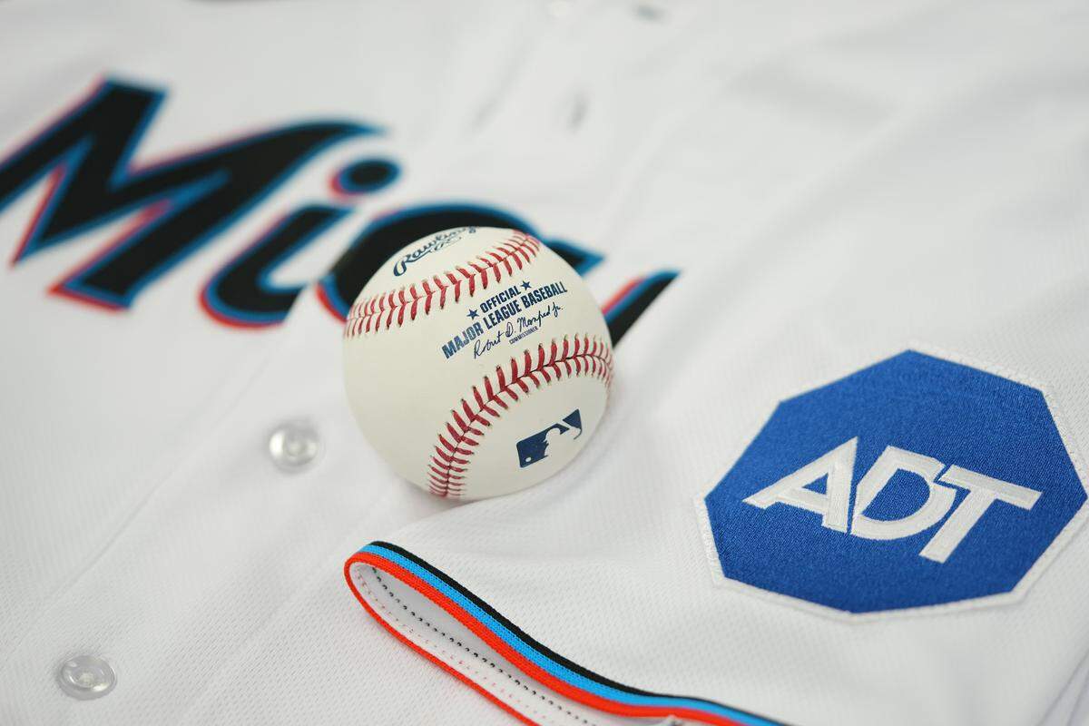 Durante la temporada 2023, las camisetas de los Miami Marlins llevarán parches que representarán a la empresa de seguridad doméstica ADT, con sede en Boca Ratón.