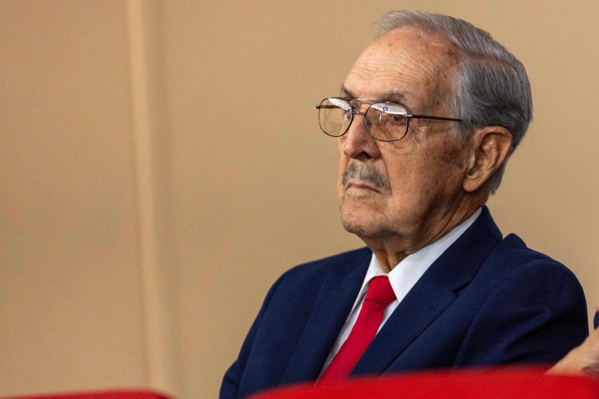 Juan Francisco Junco observa mientras está sentado entre la audiencia antes de la reunión del consejo en el Ayuntamiento de Hialeah, minutos antes de ser nombrado como el nuevo concejal interino de Hialeah, el martes 12 de noviembre de 2024 en Hialeah, Florida.