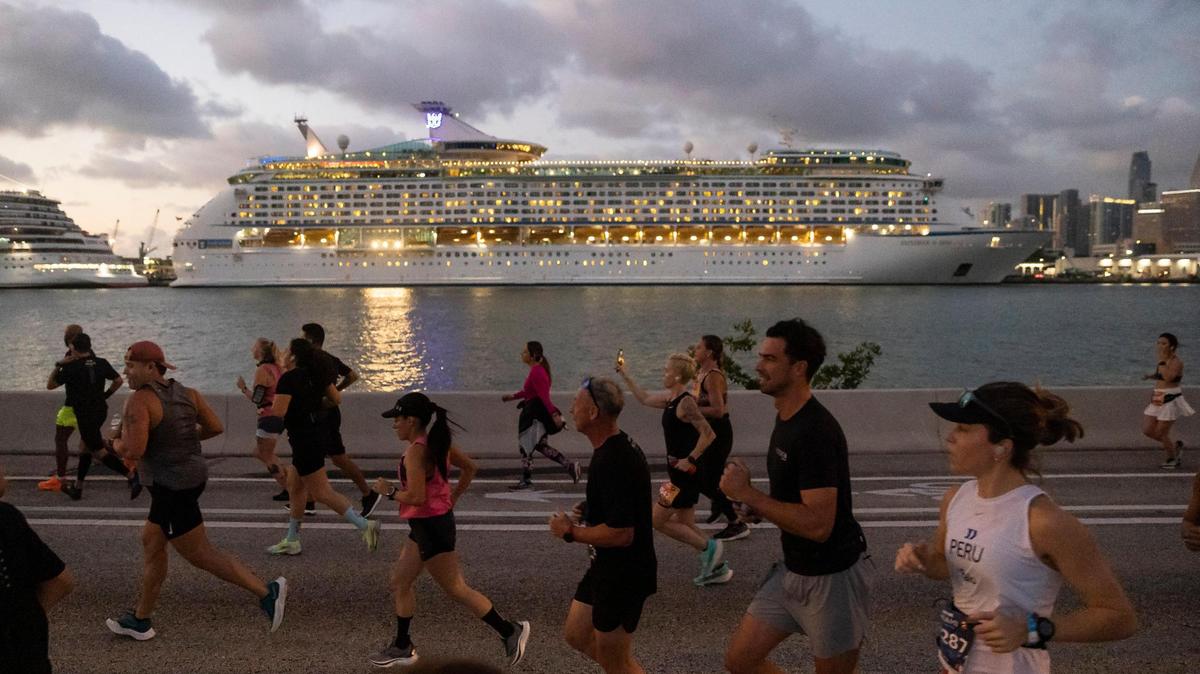 Corredores bajan por el Viaducto MacArthur mientras participan en el Maratón y Medio Maratón Life Time de Miami, el domingo 29 de enero de 2023, en Miami, Florida.