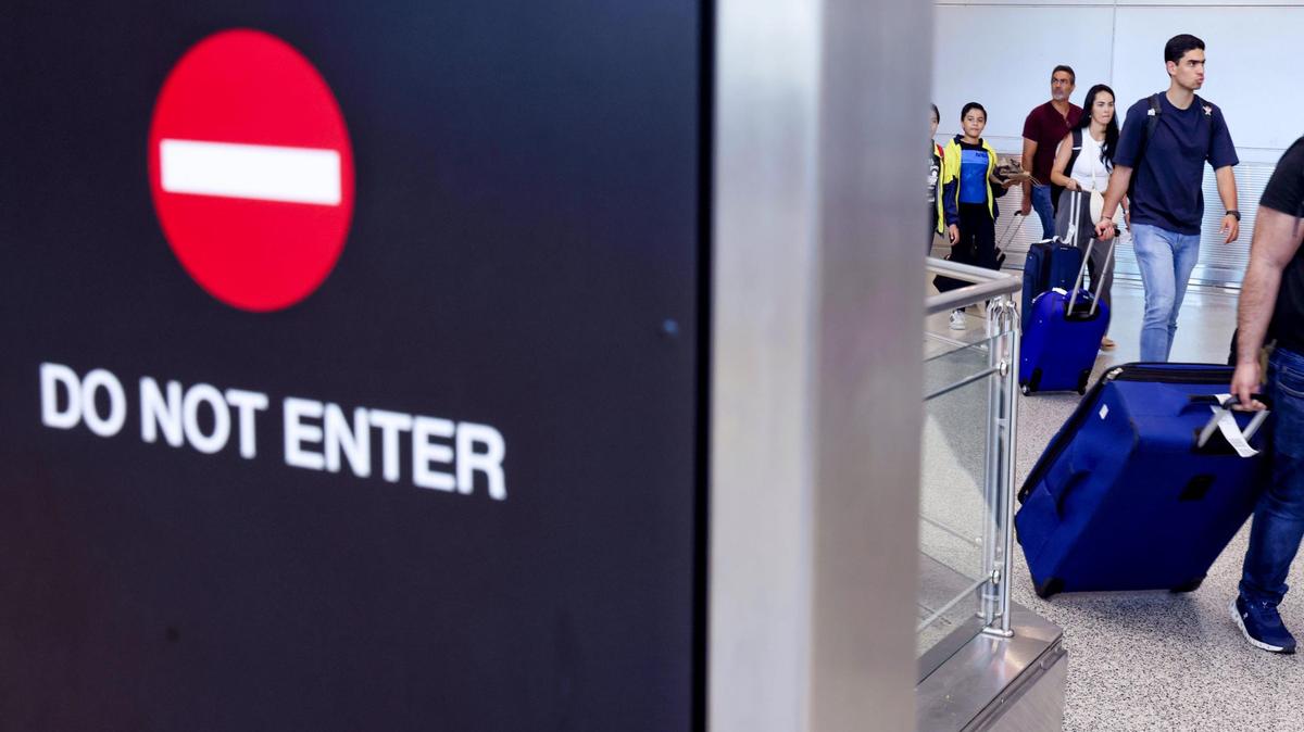 Viajeros de América Latina y el Caribe llegan al Aeropuerto Internacional de Miami el lunes 9 de junio de 2025, el día que entró en vigor la nueva prohibición de viajes del presidente Donald Trump.