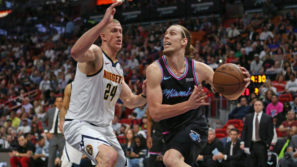 El jugador del Heat Kelly Olynyk (der.) enfrenta a Mason Plumlee, de los Nuggets, el 8 de enero en el AmericanAirlines Arena.