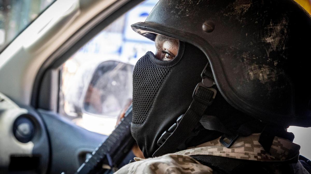 Un policía haitiano ocupa el asiento del pasajero de un vehículo policial mientras patrulla las calles de Tabarre en el área metropolitana de Puerto Príncipe, Haití, el 23 de junio de 2022.