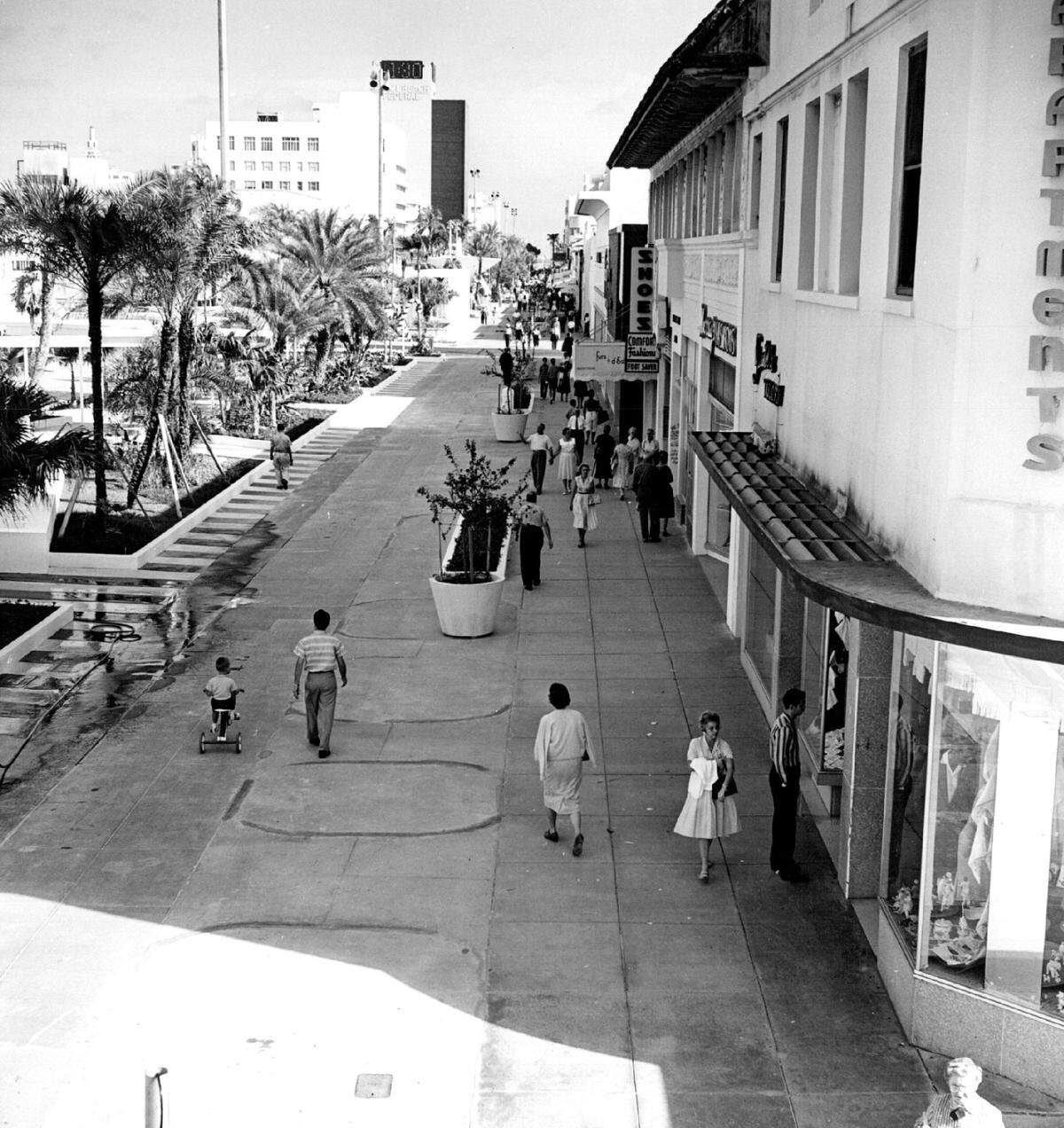 A portion of Lincoln Road in 1995.